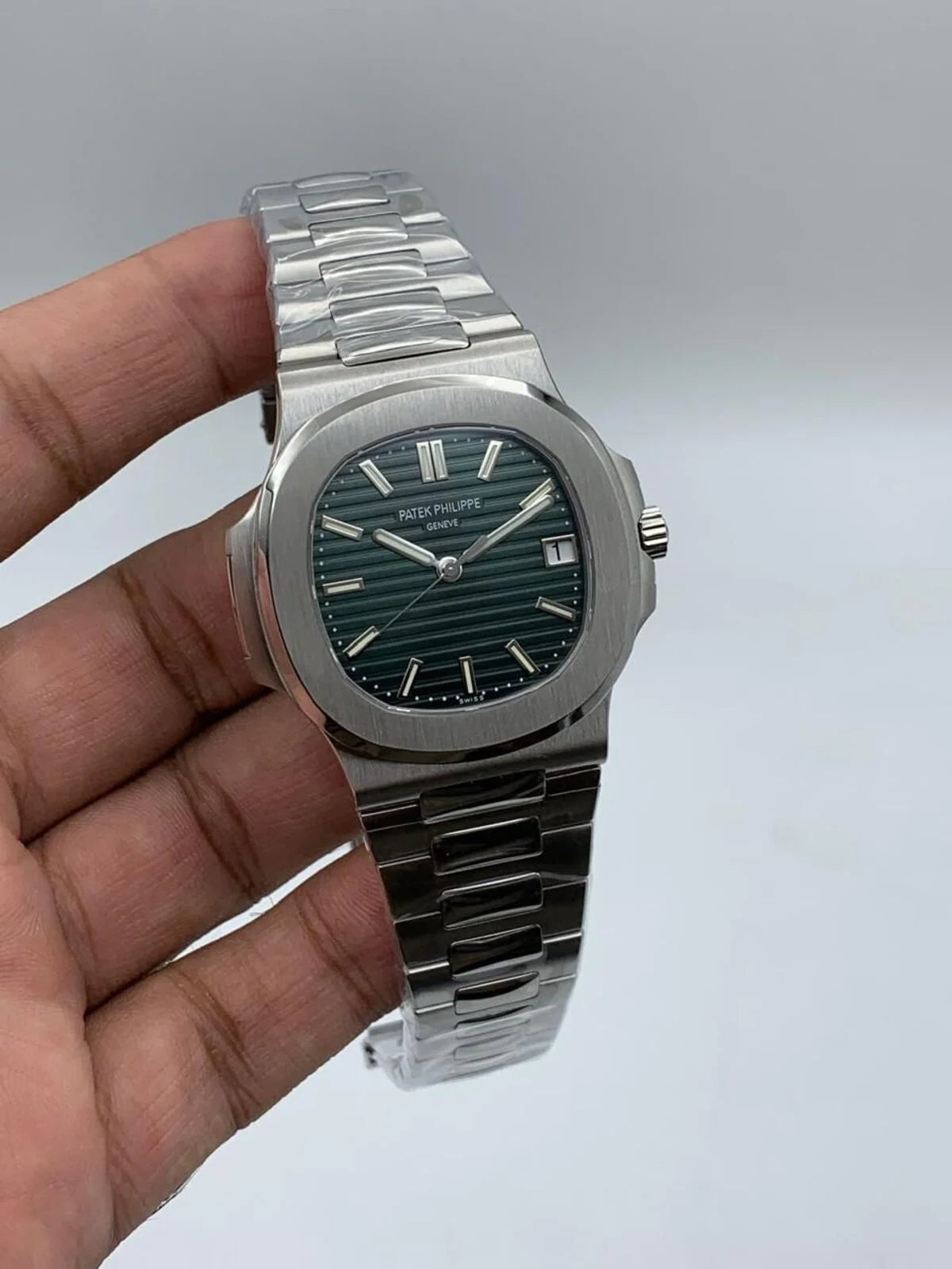 NAUTILUS || 5711 || OLIVE GREEN